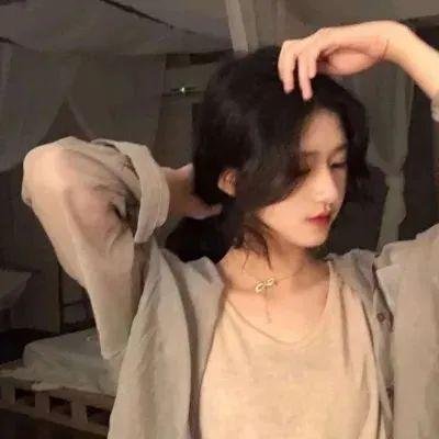 吮拇指的人海报